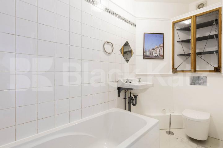 Recently refurbished spacious studio in an amazing loaction York Mews, Kentish Town